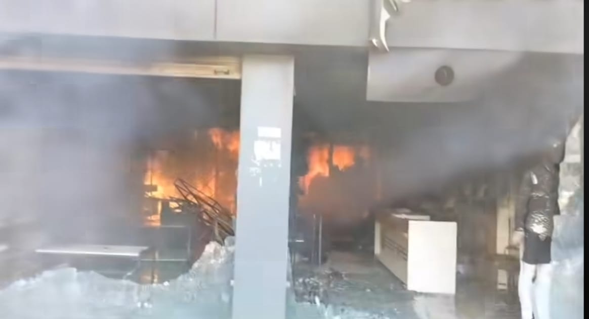 टीकमगढ़: शोरूम में लगी भीषण आग से मची अफरा-तफरी