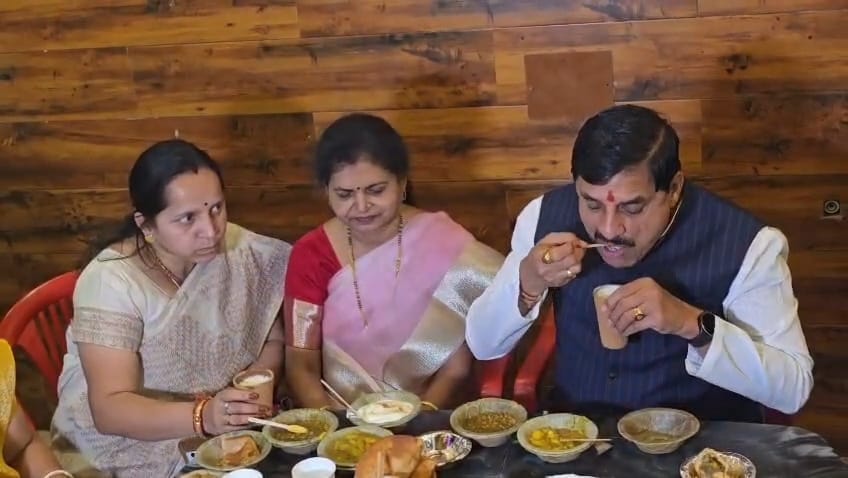 बनारस की गलियों में CM मोहन यादव का ‘देसी अंदाज’ सादगी देख लोग हैरान