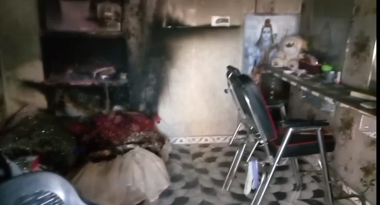 टीकमगढ़: ब्यूटी पार्लर में भीषण आग से लाखों का नुकसान, शॉर्ट सर्किट की आशंका