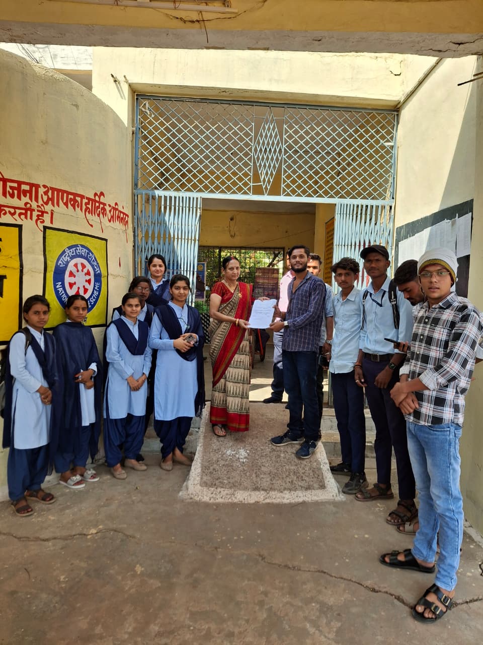 जवेरा महाविद्यालय को स्नातकोत्तर का दर्जा दिलाने की मांग, एनएसयूआई ने सौंपा ज्ञापन