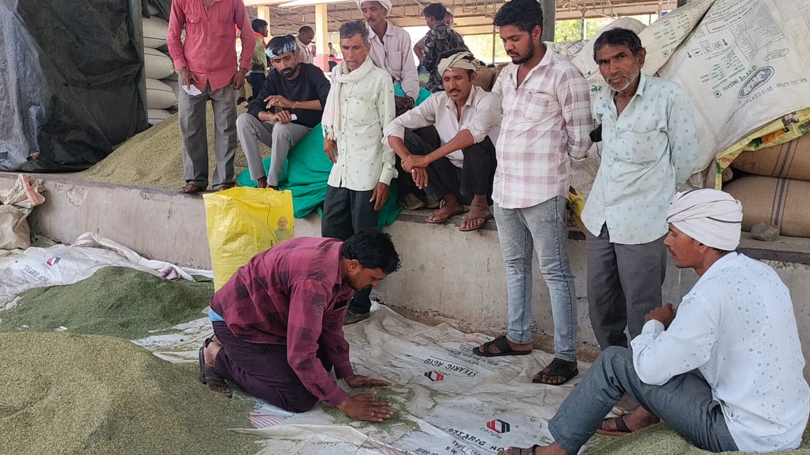 बड़वानी की सौंफ मंडी में व्यापारियों की मनमानी से किसान नाराज, प्रशासन की व्यवस्था पर उठे सवाल