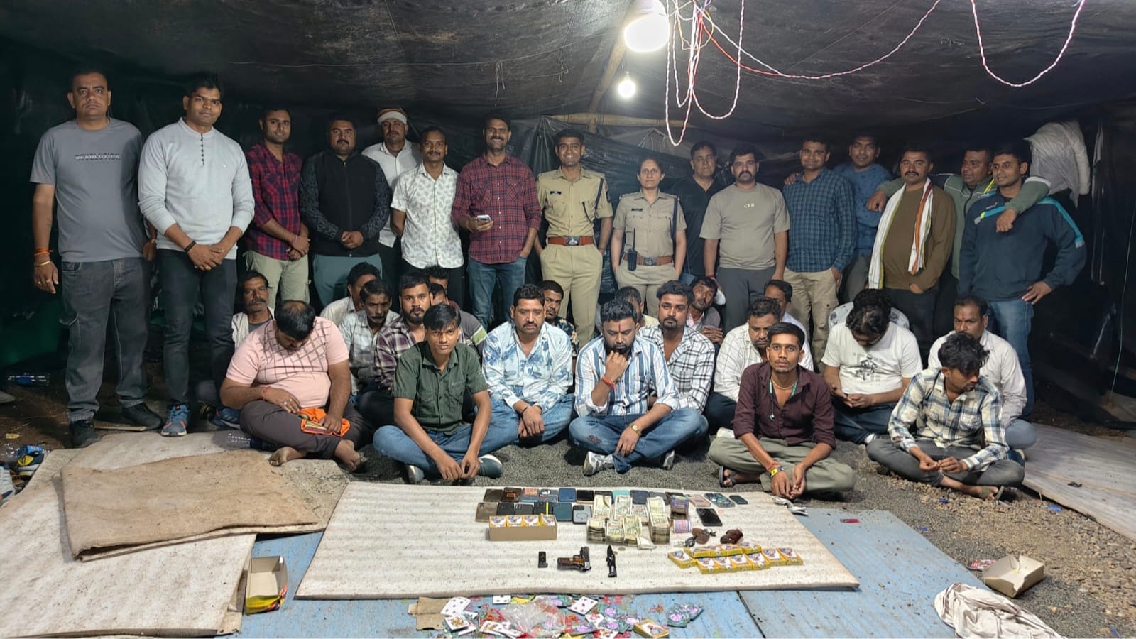सागर जिले में जुए के अड्डे पर पुलिस की बड़ी कार्रवाई: 21 गिरफ्तार