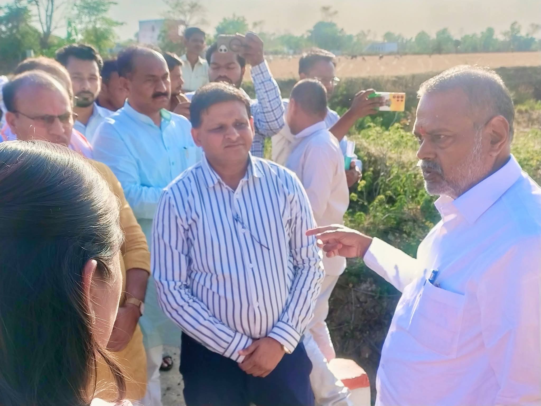 निवाड़ी: नहर गहरीकरण में धांधली, मंत्री नारायण सिंह कुशवाहा ने दिए इंजीनियर को निलंबित करने के आदेश