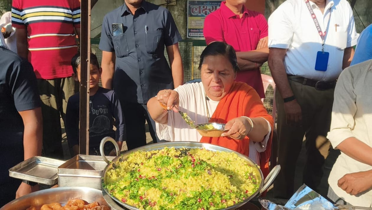 टीकमगढ़: दुकानदारों का दर्द समझने ठेले पर पहुंचीं उमा भारती, खुद बेचा पोहा-जलेबी