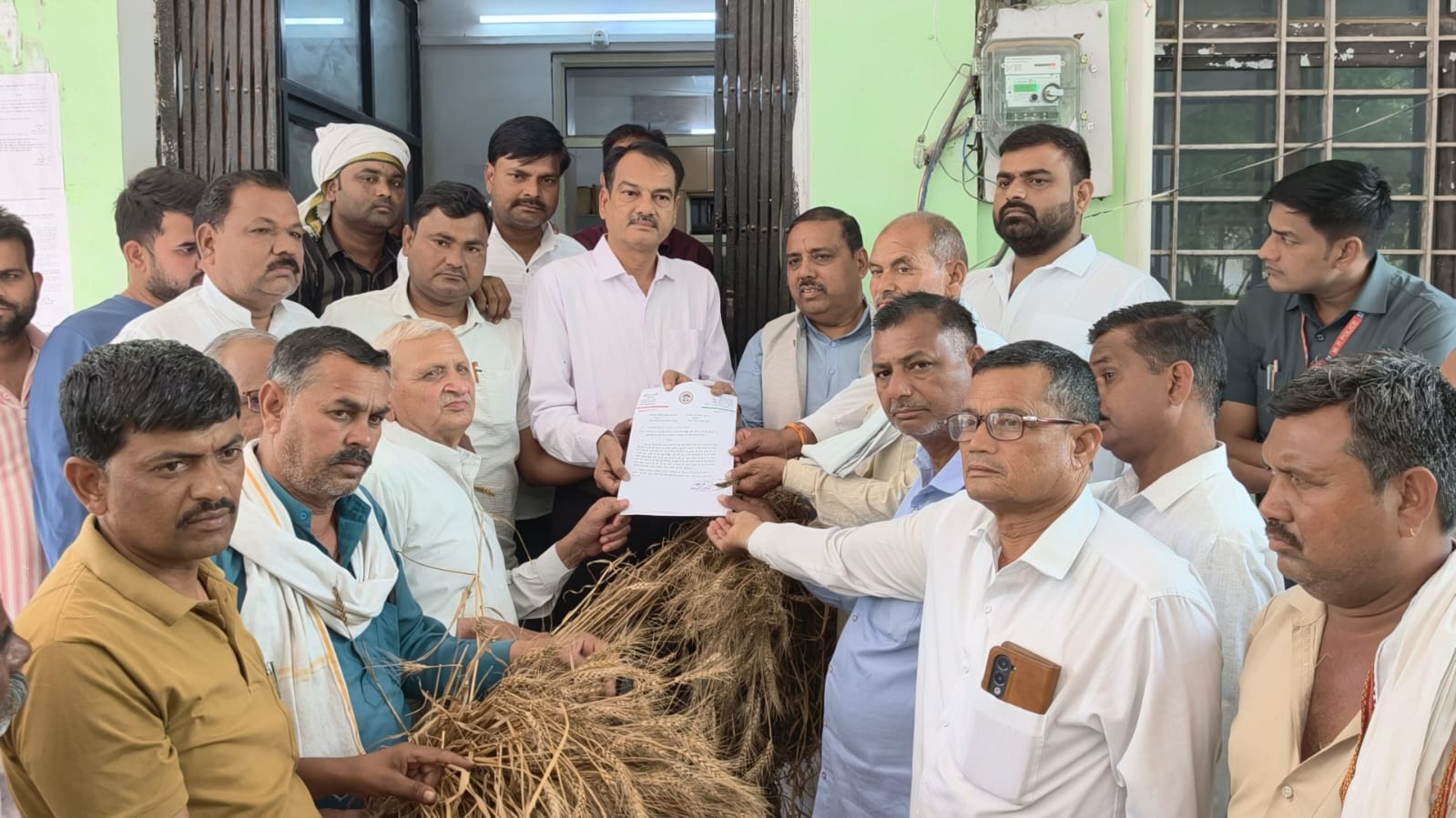 डबरा: बेमौसम बारिश और ओलावृष्टि से फसलें तबाह, विधायक ने सरकार पर उठाए सवाल