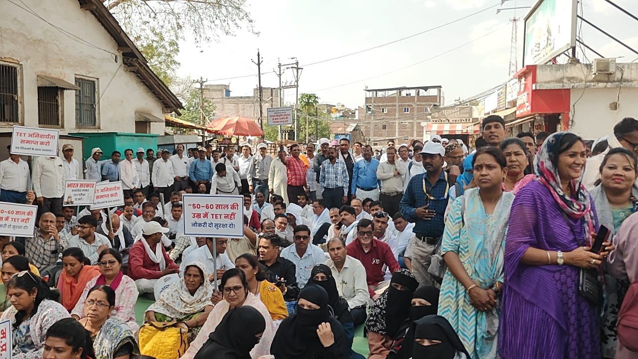 बुरहानपुर में शिक्षक पात्रता परीक्षा (TET) पर आक्रोश: शिक्षकों की भव्य बाइक रैली और प्रदर्शन