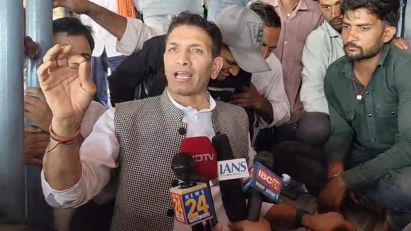 सागर मंडी में गेहूं न बिकने पर किसानों का प्रदर्शन; कांग्रेस अध्यक्ष जीतू पटवारी ने संभाला मोर्चा