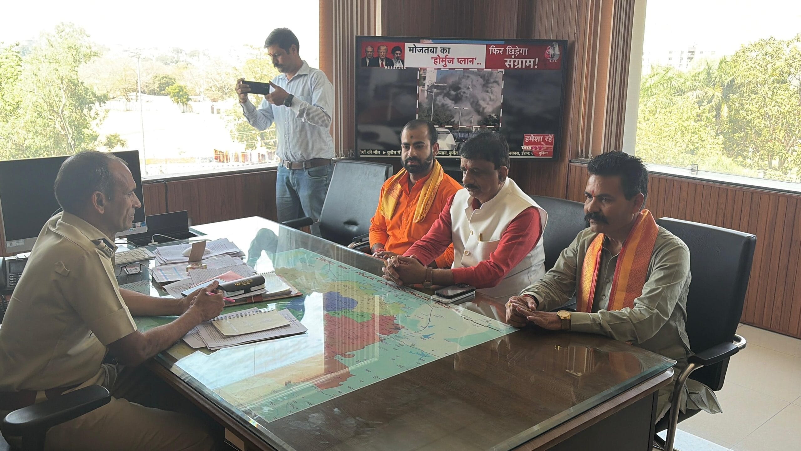 भोपाल: हिंदूवादी नेताओं की सुरक्षा को लेकर पुलिस कमिश्नर से मिले सांसद आलोक शर्मा, सुरक्षा बढ़ाने की उठाई मांग