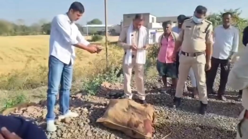 सागर के कर्रापुर में मिला बोरे में बंद शव; ढाबे के पास मची सनसनी, जांच में जुटी भारी पुलिस फोर्स