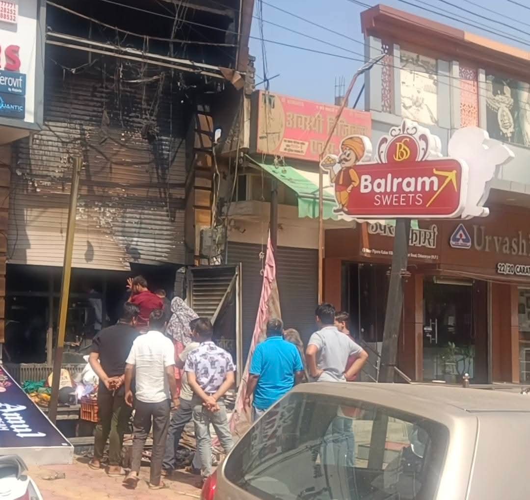 छतरपुर में मिठाई दुकान में भीषण आग, लाखों का नुकसान