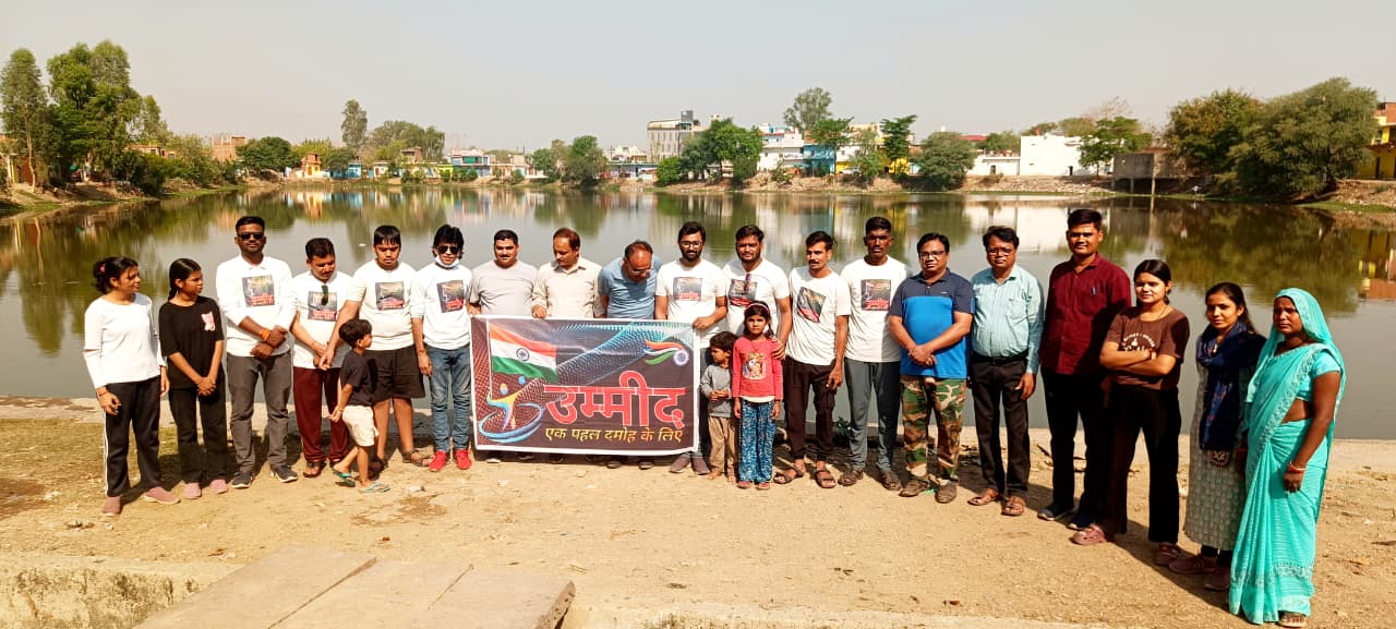 दमोह के पाठक कॉलोनी में ‘टीम उम्मीद’ का 23वां स्वच्छता अभियान: नागरिकों ने मिलकर किया तालाब घाट की सफाई