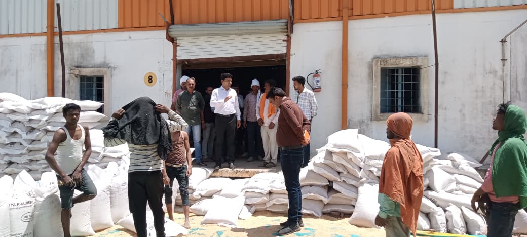 रायसेन: कलेक्टर अरुण कुमार विश्वकर्मा ने गेहूॅ उपार्जन केन्द्रों का औचक निरीक्षण किया