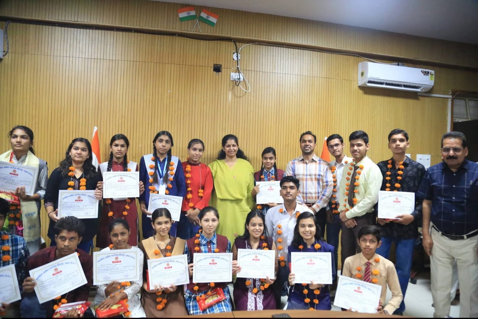 “संकल्प गढ़ते हैं भविष्य”, सागर कलेक्टर प्रतिभा पाल ने मेधावी छात्रों का किया सम्मान