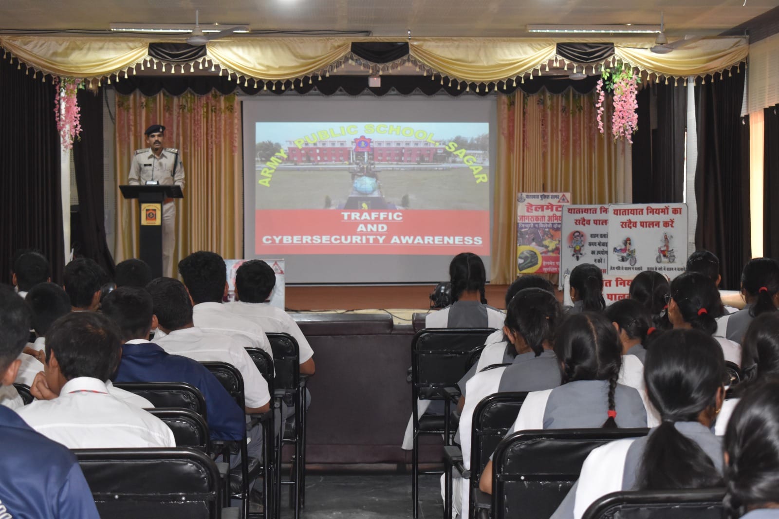 पुलिस का आर्मी पब्लिक स्कूल में सड़क सुरक्षा व साइबर जागरूकता अभियान, 570 मौतों का दिया हवाला