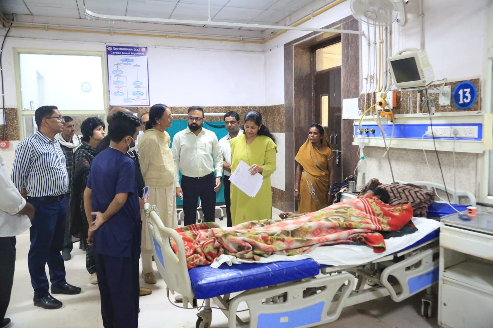 सागर कलेक्टर का जिला अस्पताल में औचक निरीक्षण: लापरवाह डॉक्टरों को नोटिस, कबाड़ हटाने और सफाई के सख्त निर्देश