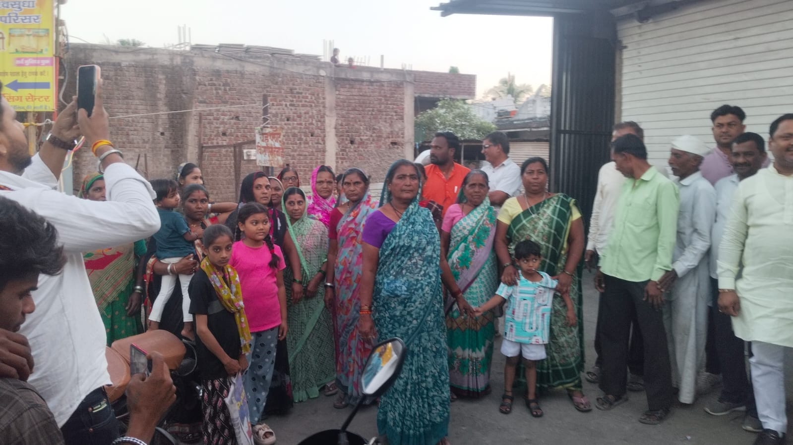 बुरहानपुर: स्कूल-मंदिर के पास खुली शराब दुकान पर बवाल! महिलाओं ने घेरा, ठेका तुरंत बंद