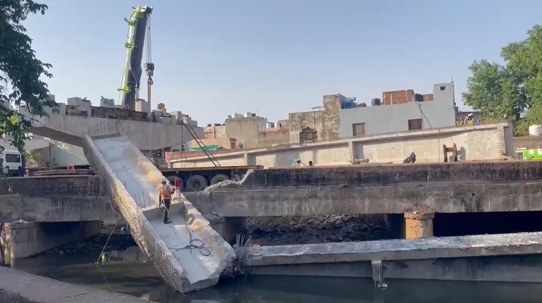 ग्वालियर में बड़ा हादसा या बड़ी लापरवाही? 100 टन का गर्डर गिरा, चीन की मशीन पर सवाल!