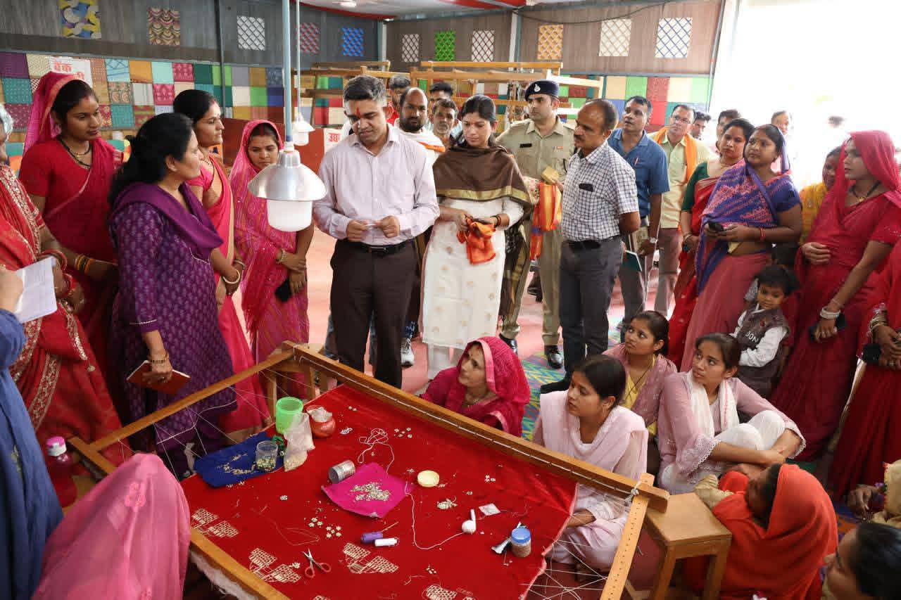 भोपाल कलेक्टर प्रियंक मिश्रा का ईटखेड़ी दौरा; स्व-सहायता समूहों की ‘लखपति दीदियों’ से संवाद, आजीविका एक्सप्रेस चलाने का दिया सुझाव