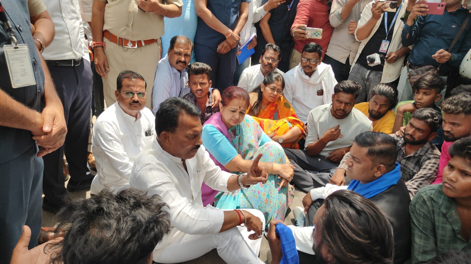 बुरहानपुर अड़गांव विवाद: कलेक्ट्रेट में गरजा जनसैलाब! मंत्री को जनता के बीच बैठना पड़ा, गिरफ्तारी की मांग तेज