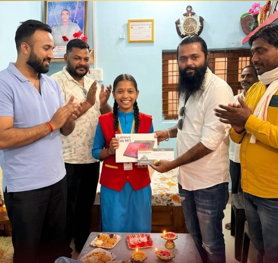 अनूपपुर पार्षद की अनोखी पहल, प्रदेश टॉपर को भेंट किया टैबलेट