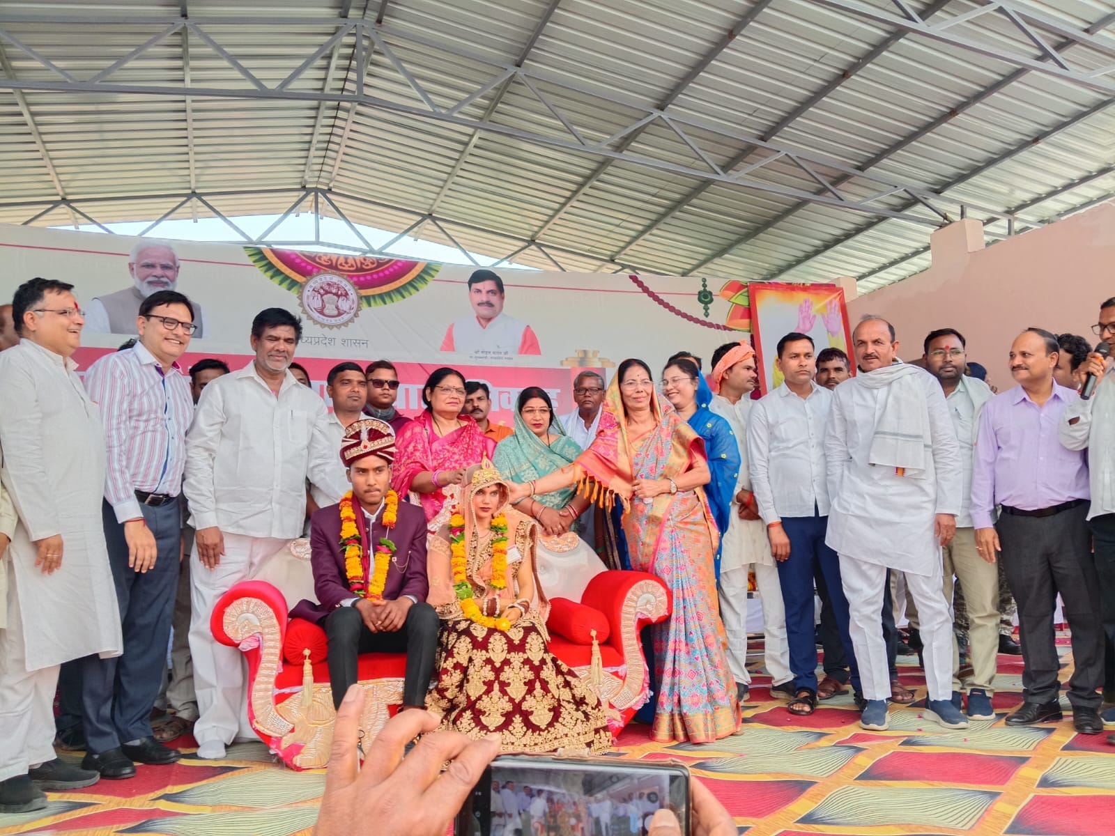 टीकमगढ़ में सामाजिक एकता का संदेश, 99 जोड़ों का सामूहिक विवाह सम्पन्न