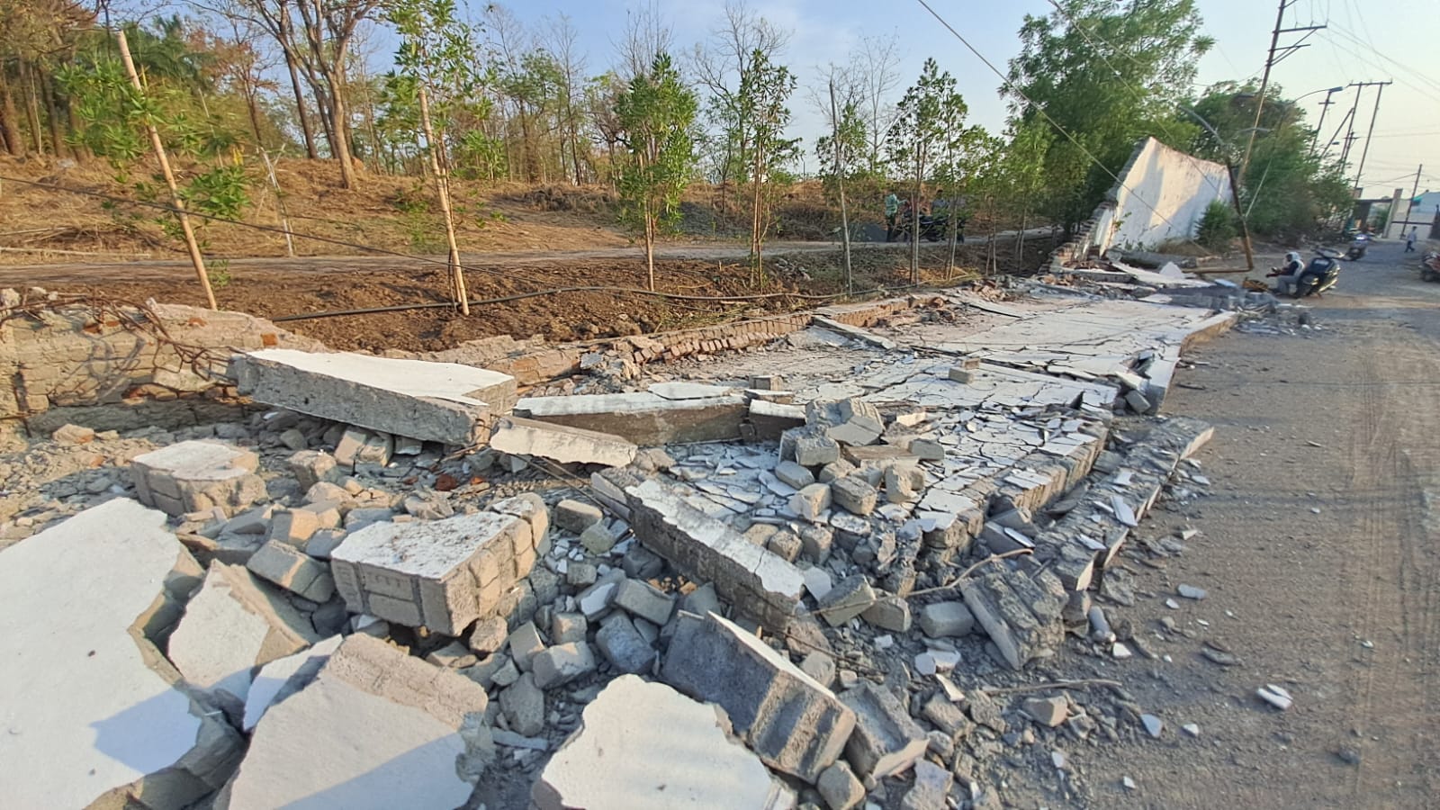 खंडवा में कलेक्टर बंगले की बाउंड्री वॉल गिरी, बड़ा हादसा टला