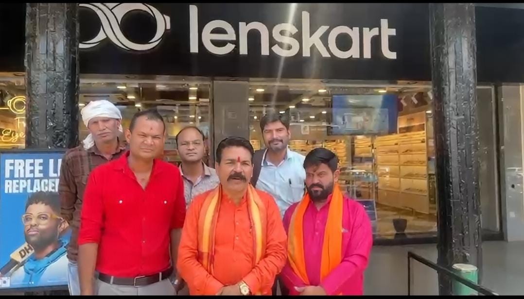 लेंसकार्ट शोरूम के बाहर विरोध प्रदर्शन, तिलक-बिंदी विवाद पर हंगामा