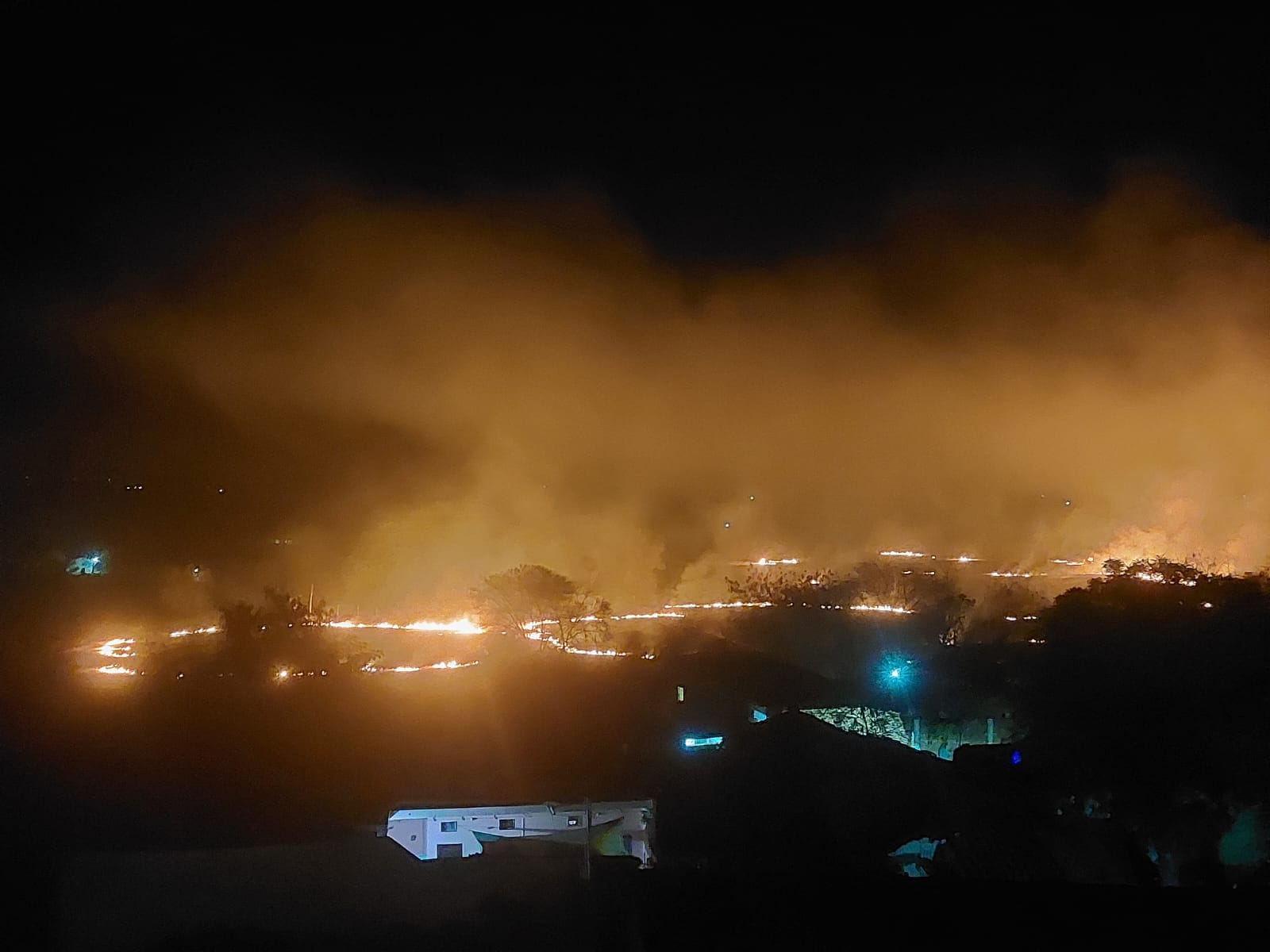 दमोह/बनवार में प्रतिबंध के बावजूद जल रही नरवाई, नियमों की उड़ रही धज्जियां