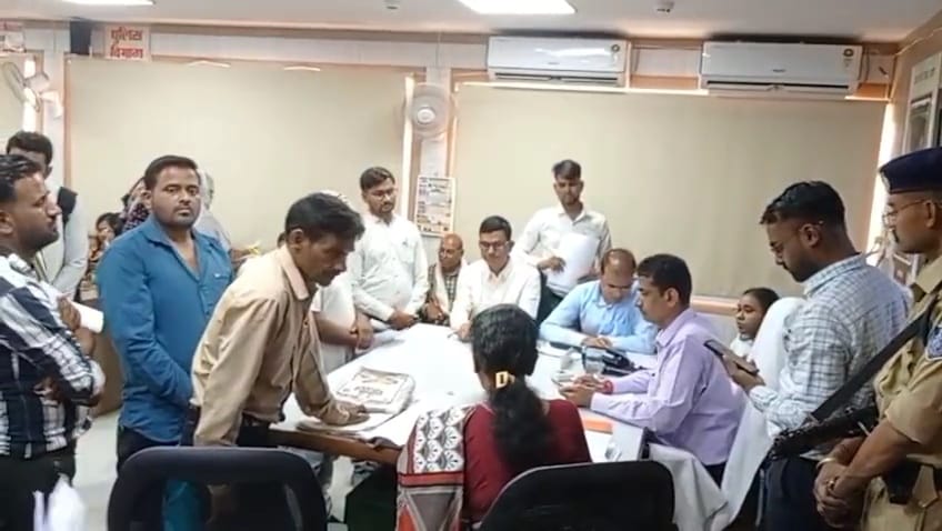 दमोह में कलेक्टर की सख्ती, जनसुनवाई में खुद पहुंचे प्रताप नारायण यादव