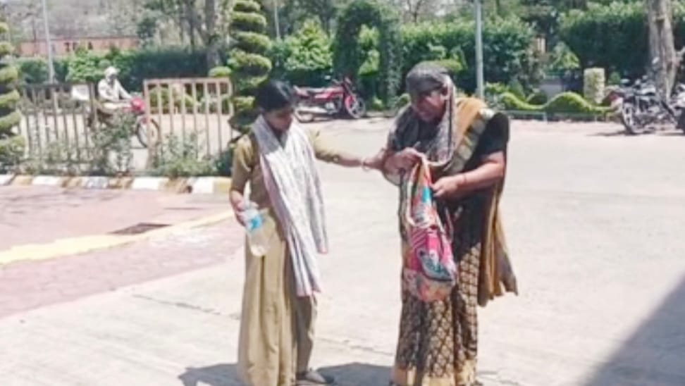 सागर कलेक्ट्रेट में महिला का आत्मदाह प्रयास, सुरक्षाकर्मियों ने बचाई जान