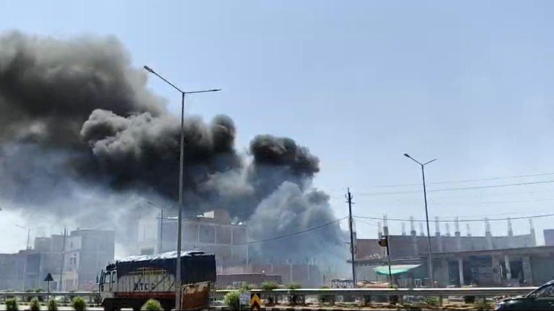 शिवपुरी में कबाड़ दुकान में भीषण आग, लाखों का सामान जलकर खाक