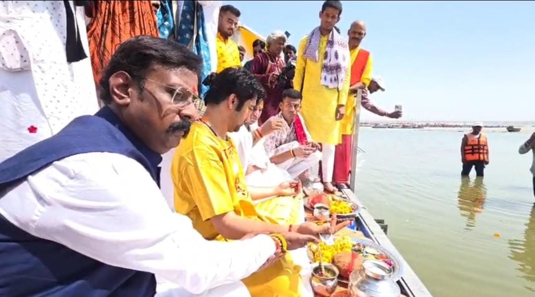 प्रयागराज: लेंसकार्ट पर बोले धीरेंद्र शास्त्री, संगम से दिया एकता का संदेश