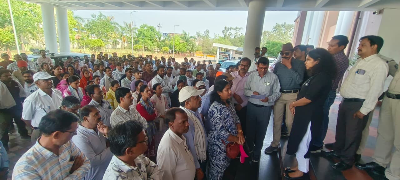 नायब तहसीलदार के खिलाफ कर्मचारियों का मोर्चा, 7 दिन में FIR नहीं तो काम बंद की चेतावनी