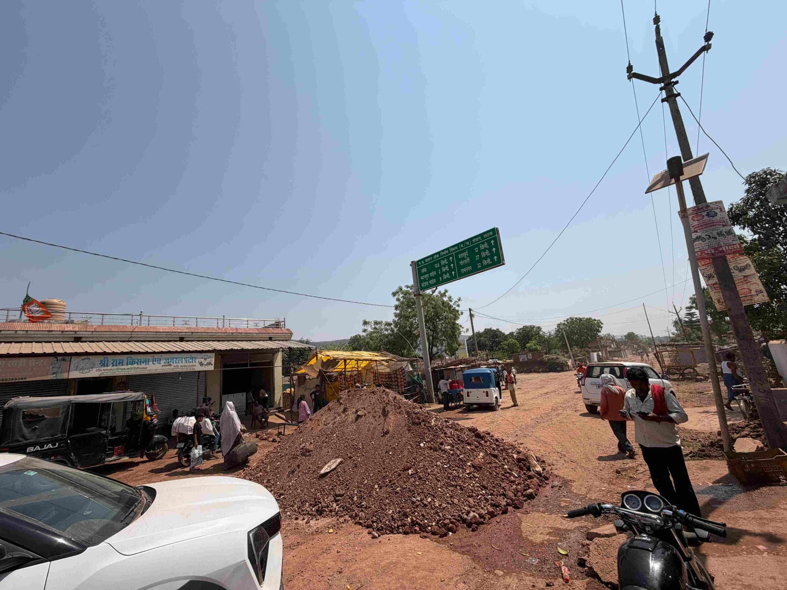 ओवरलोड ट्रकों से सड़क जर्जर, प्रदूषण पर कार्रवाई की मांग—प्रशासन की भूमिका पर सवाल