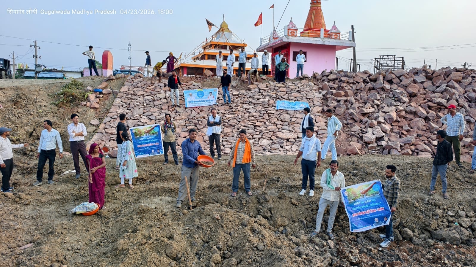 जनपद पंचायत बाड़ी के गूगलवाड़ा में सूखते तालाब को बचाने मैदान में उतरे ग्रामीण