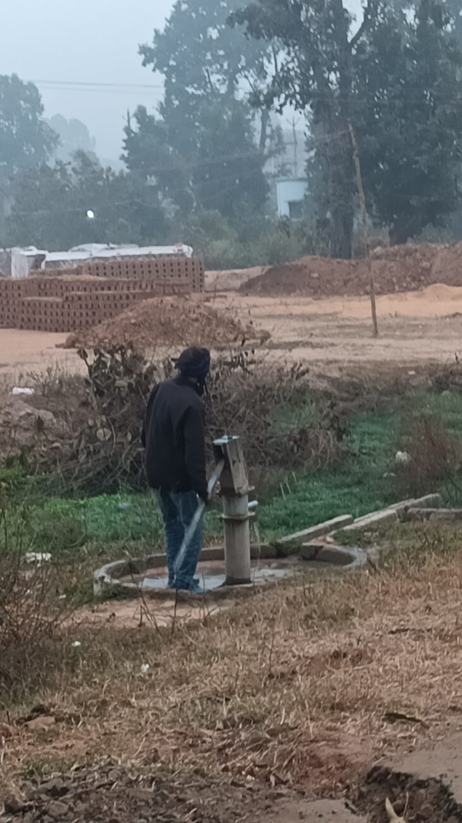 उमरिया में सरकारी जमीन खोदकर बन रही ईंटें, प्रशासन मौन