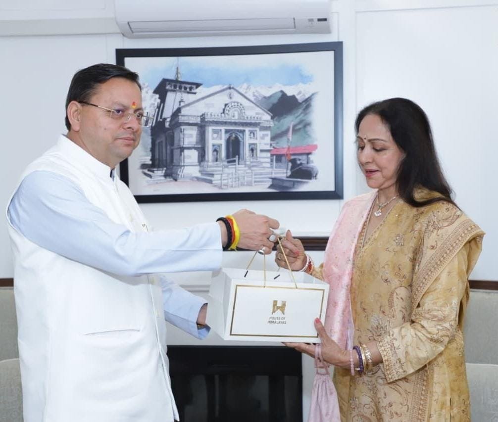 दिल्ली में खास मुलाकात, सीएम धामी ने हेमा मालिनी को दिया ‘हाउस ऑफ हिमालय’ का तोहफा