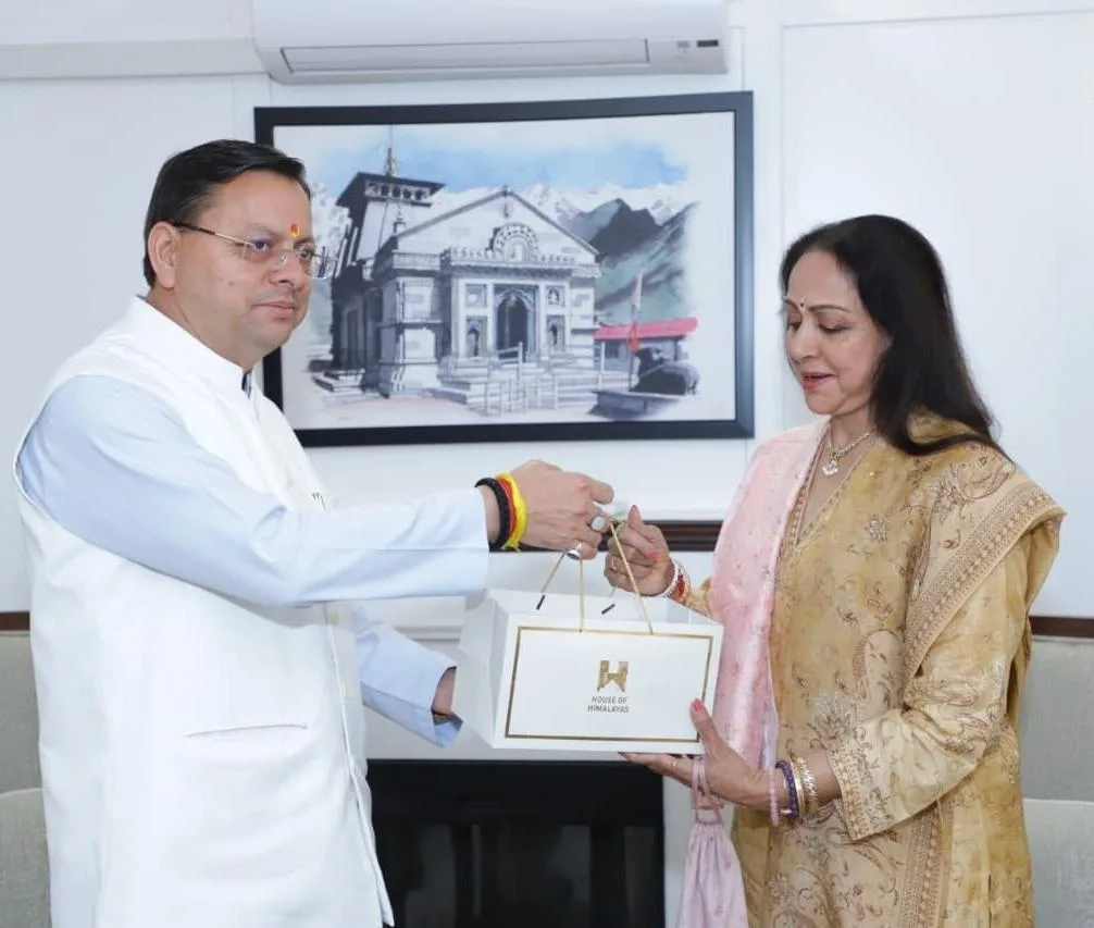 दिल्ली में खास मुलाकात, सीएम धामी ने हेमा मालिनी को दिया ‘हाउस ऑफ हिमालय’ का तोहफा