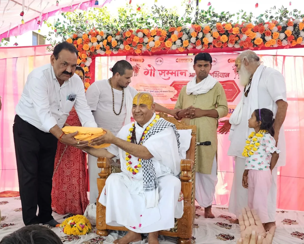 गौरक्षा के लिए बक्सवाहा में बड़ा प्रदर्शन; महंत किशोर दास महाराज सौंपा ज्ञापन