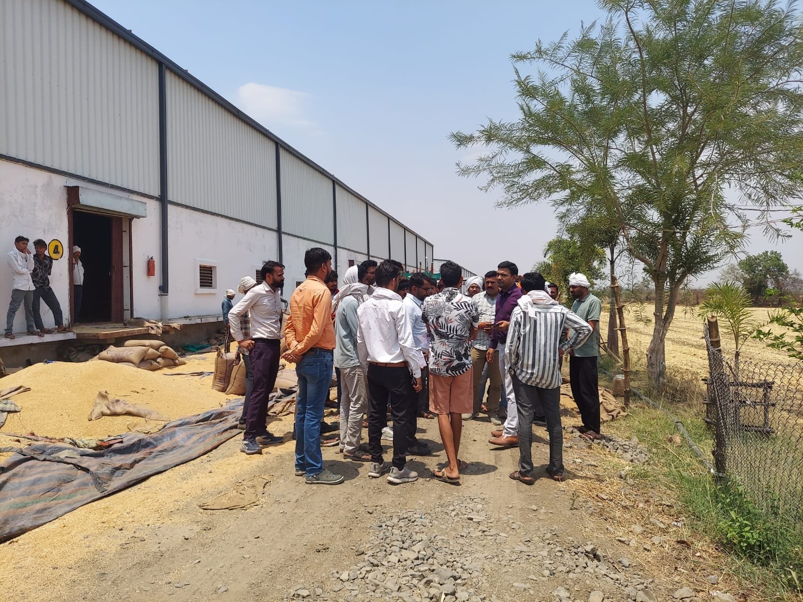 गैरतगंज में उपार्जन केन्द्र का कलेक्टर अरुण कुमार विश्वकर्मा ने किया निरीक्षण