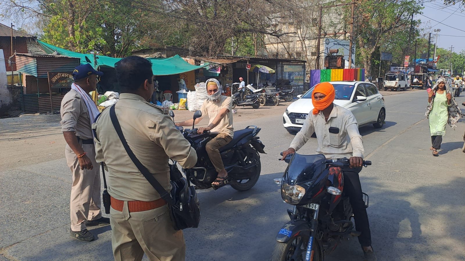 खंडवा में हेलमेट अभियान शुरू, बिना हेलमेट चालकों पर चालानी कार्रवाई तेज