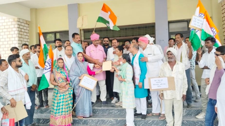 देवरी में किसानों की समस्याओं पर कांग्रेस का हल्ला बोल, एसडीएम कार्यालय के सामने विशाल धरना