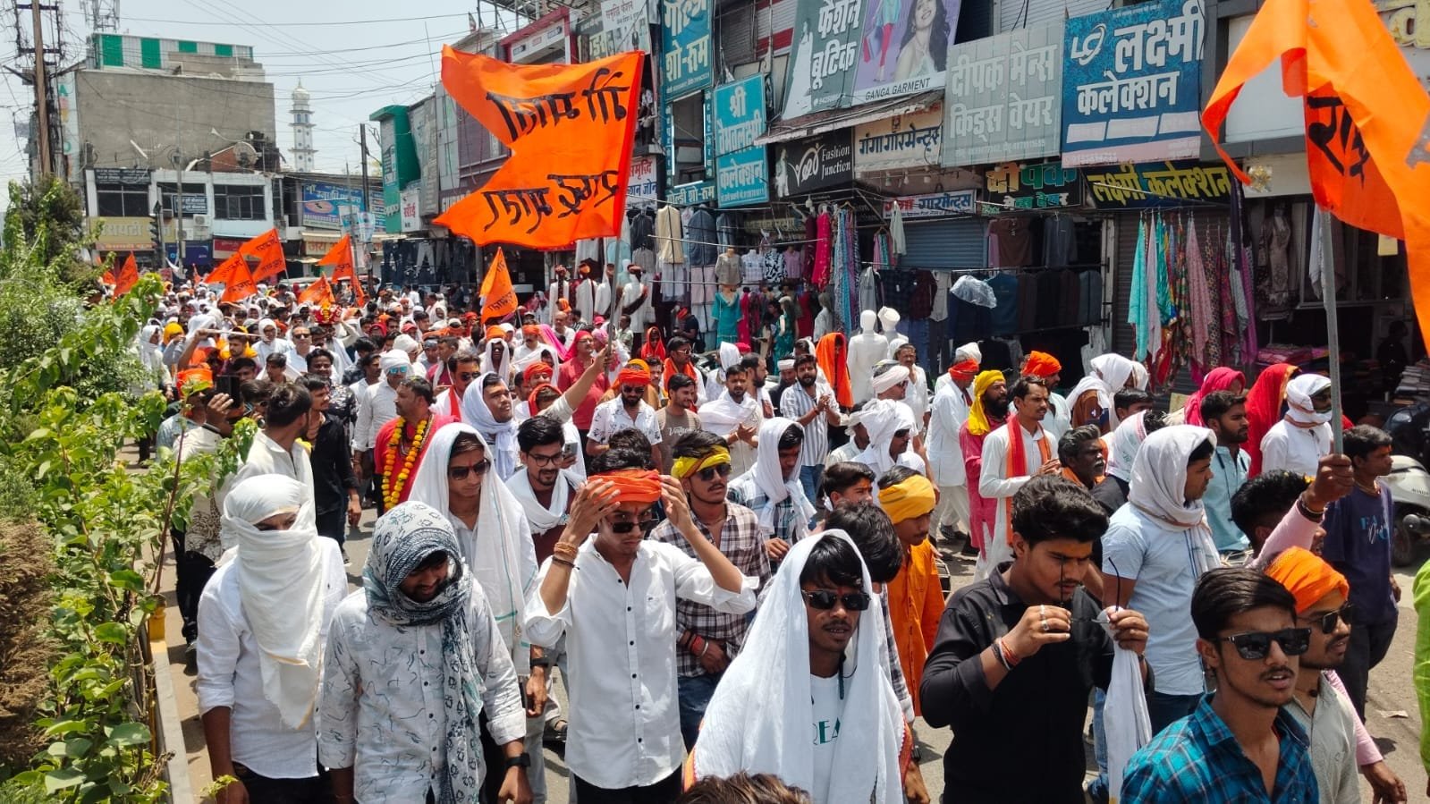 दमोह: गौ माता को राष्ट्रमाता घोषित करने हजारों लोग सड़कों पर उतरे, तहसीलदार को सौंपा ज्ञापन