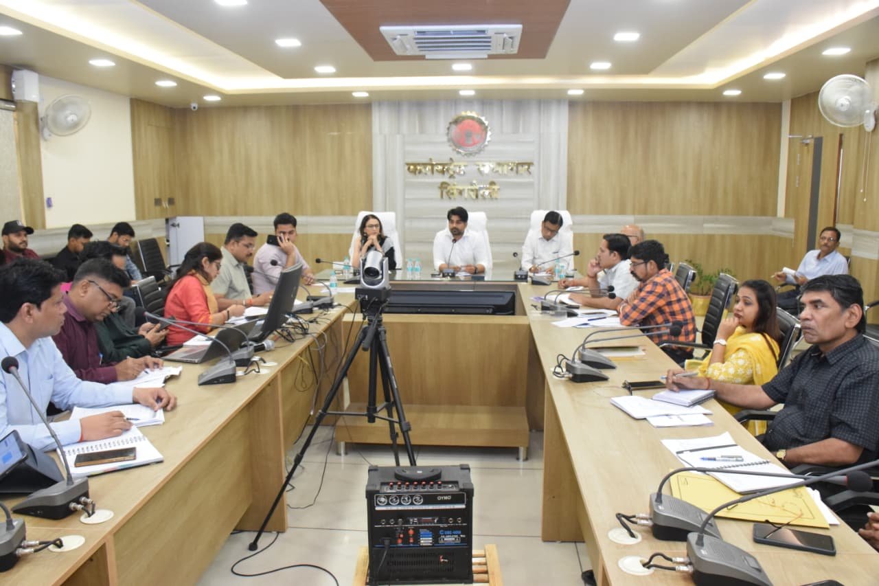 सिंगरौली: कलेक्टर गौरव बैनल सख्त, जल गंगा अभियान और लंबित मामलों पर दिए निर्देश