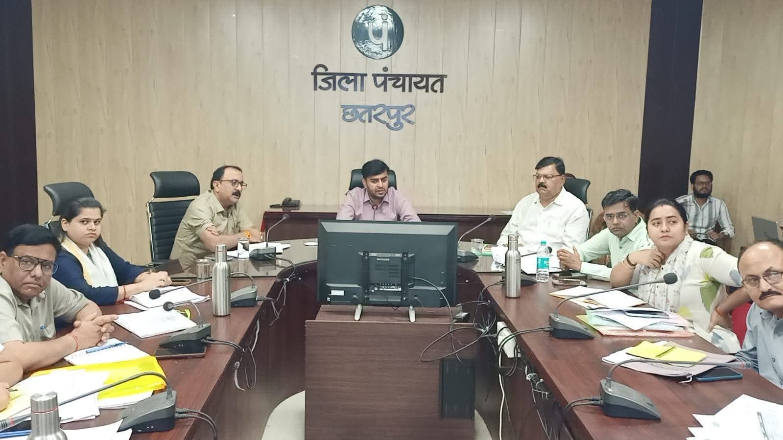 छतरपुर कलेक्टर पार्थ जैसवाल सख्त: जल संकट, गेहूं खरीदी और सीएम हेल्पलाइन शिकायतों पर दिए कड़े निर्देश