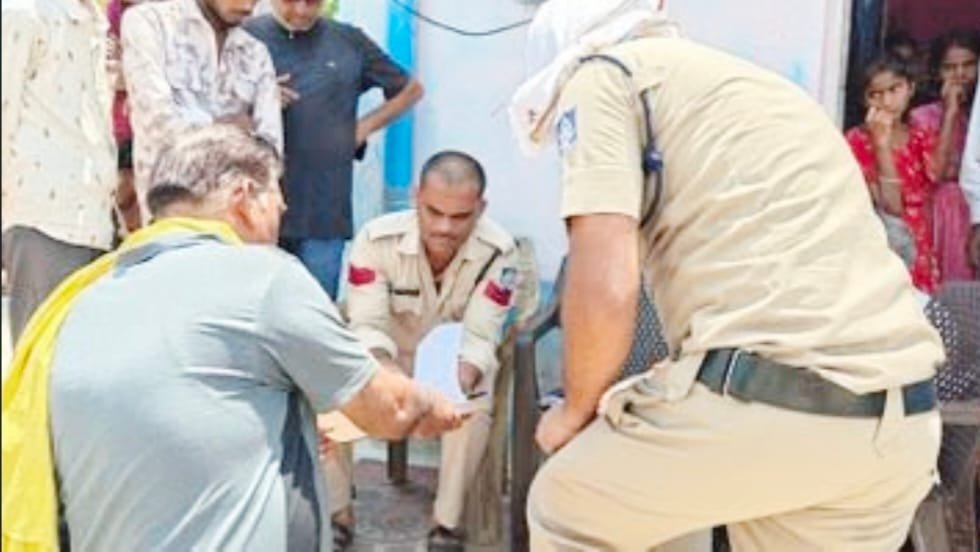 सागर में सनसनी: शाहगढ़ में पति-पत्नी ने घर में लगाई फांसी, कारणों की जांच शुरू