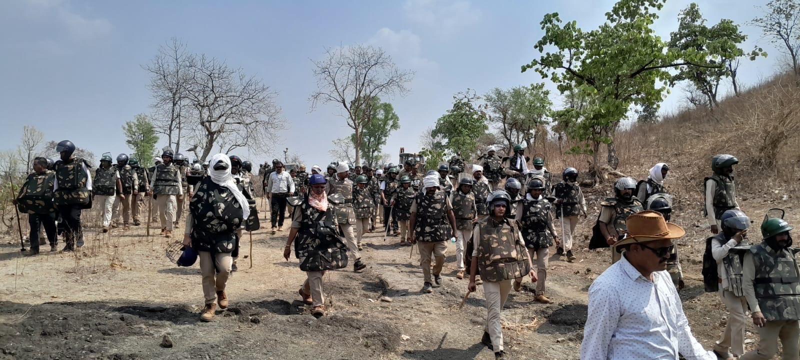 नेपानगर में अतिक्रमण हटाने गई टीम पर पथराव, 190 हेक्टेयर जमीन खाली; जेसीबी चालक घायल