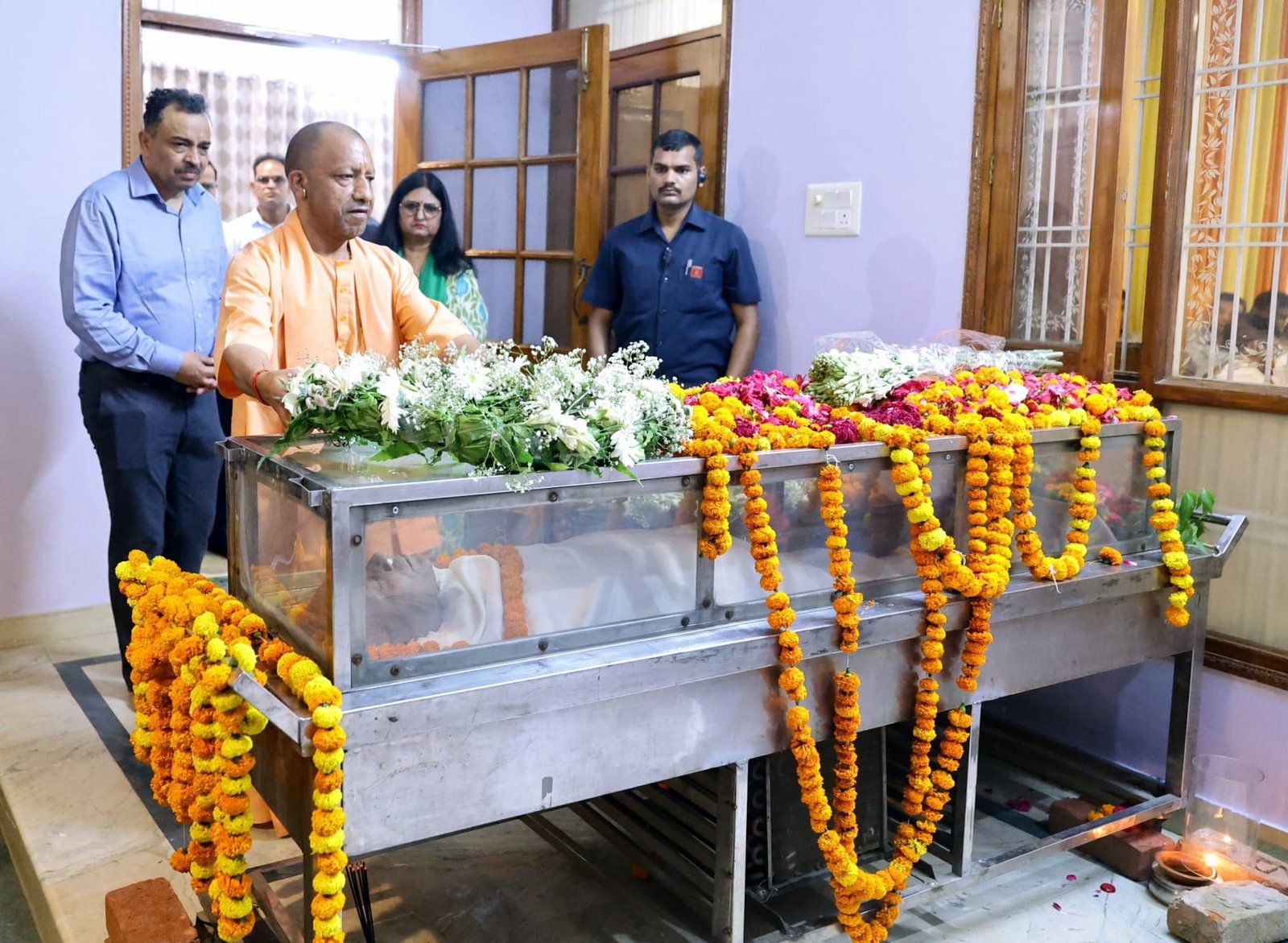 एडीजी लॉ एंड ऑर्डर अमिताभ यश के पिता के निधन पर सीएम योगी ने दी श्रद्धांजलि, लखनऊ आवास पहुंचकर अर्पित किए पुष्प