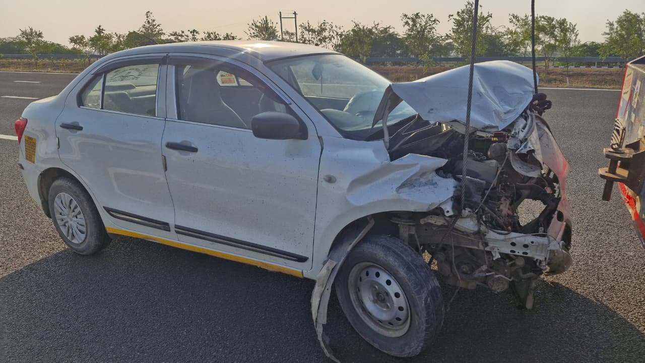 रतलाम में कार डिवाइडर से टकराई, 4 लोग घायल, डायल-112 ने पहुंचाया अस्पताल