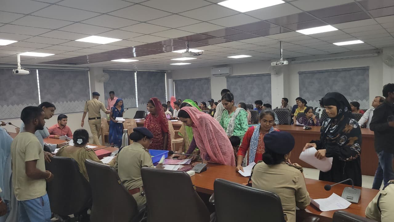 रतलाम: पुलिस अधीक्षक कार्यालय में जनसुनवाई, 53 शिकायतों पर हुई सुनवाई, त्वरित समाधान के निर्देश